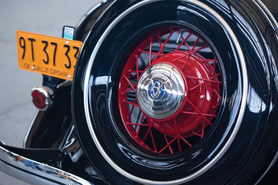  Ford V8 DeLuxe 3-Window Coupe 1933 года  (фото 15 из 25)